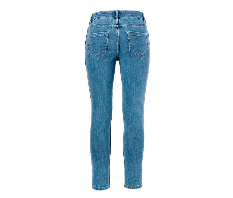 Rückansicht einer knöchellangen Slimfit-Jeans in Blau.