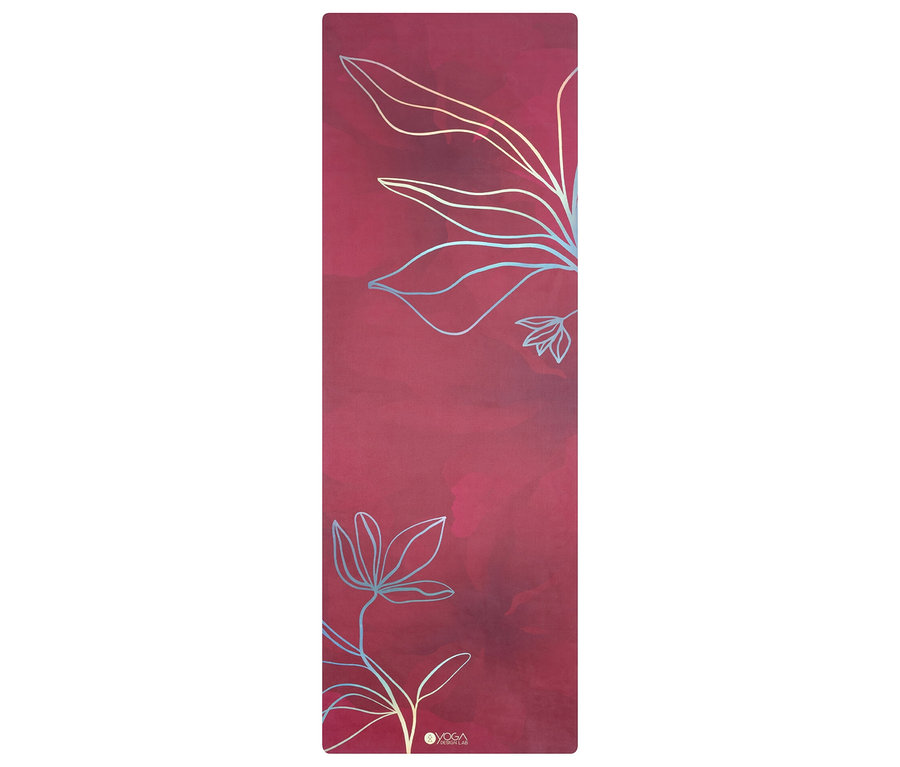 Weinrote Yogamatte mit Blumendesign.