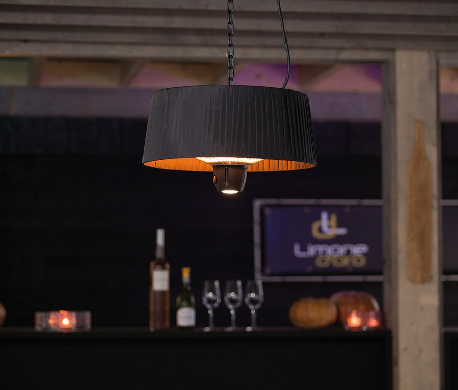 Schwarzer Sunred-Hänge-Heizstrahler »Halogen Artix Basic« hängt über einem Regal mit Flaschen und Gläsern.