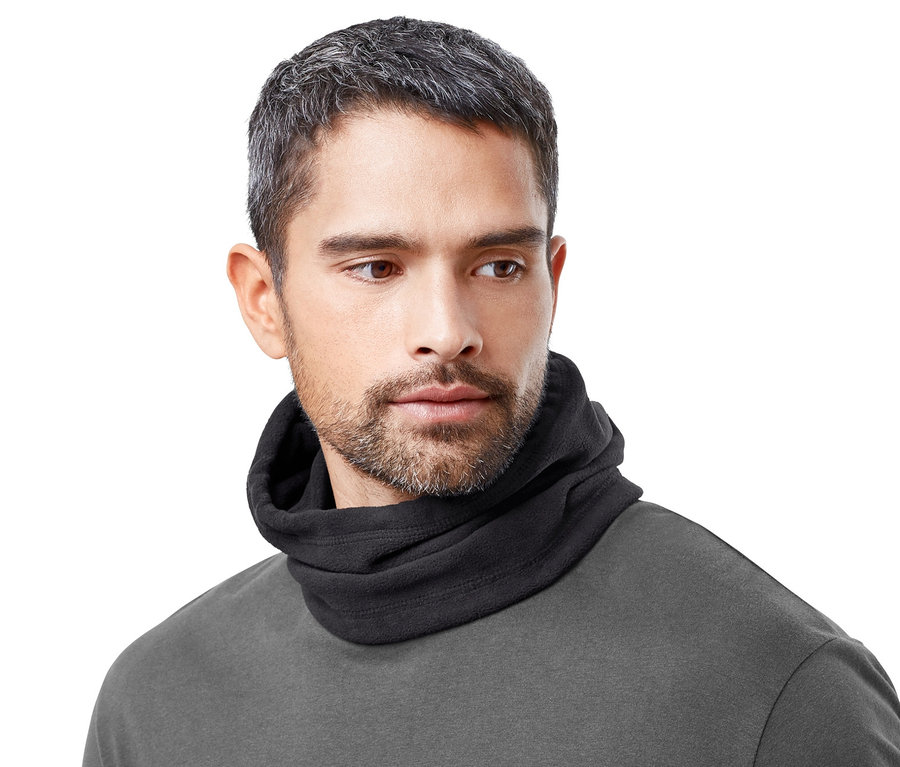 Mann trägt eine Microfleece-Sturmhaube.