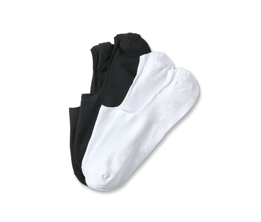 Zwei Paar Sport-Füßlinge, ein Paar schwarz und ein Paar weiß.