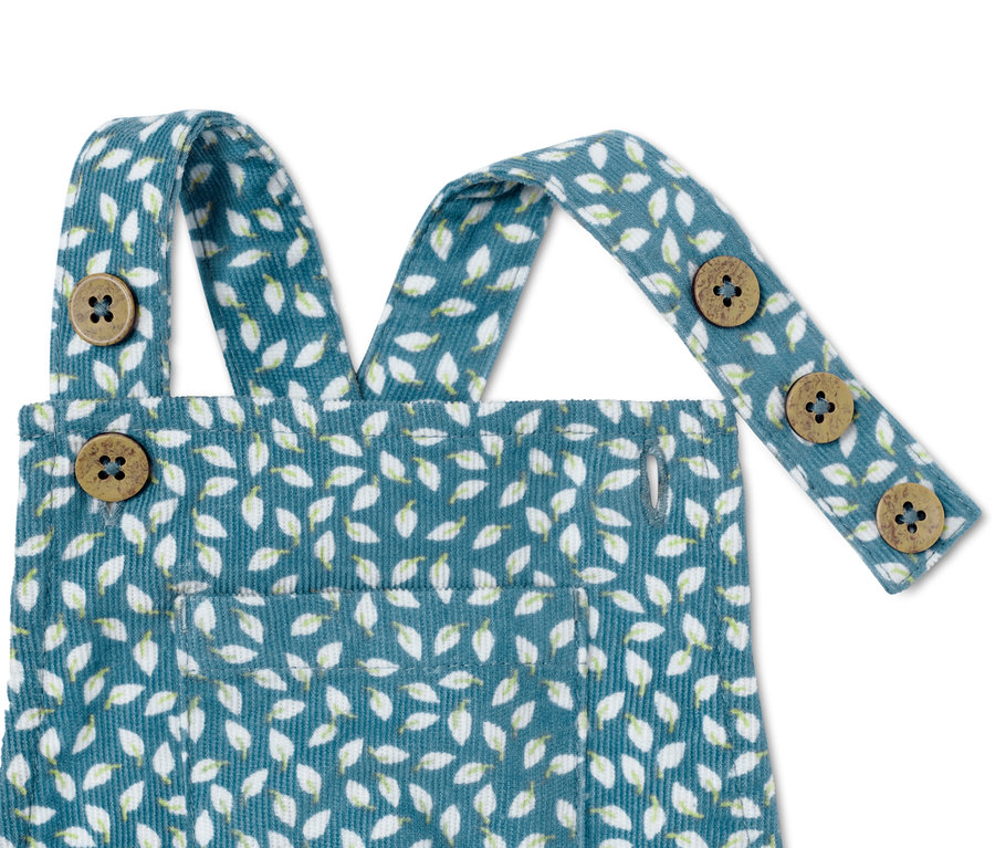 Detailaufnahme eines blauen Feincordstramplers mit Blättermuster und Knöpfen.