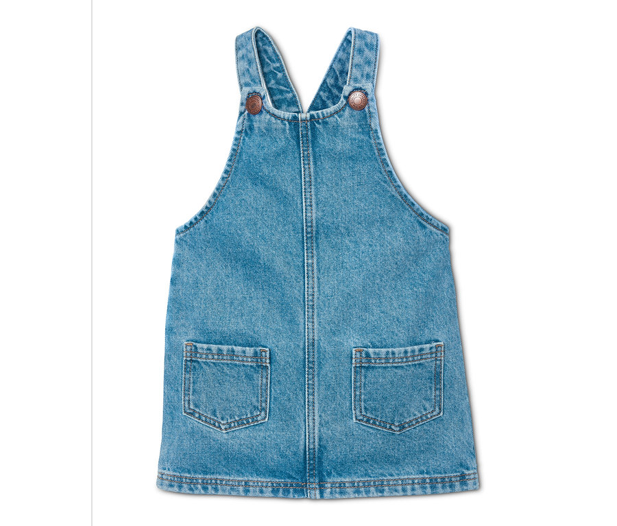 Blaues Denimlatzkleid mit Taschen.