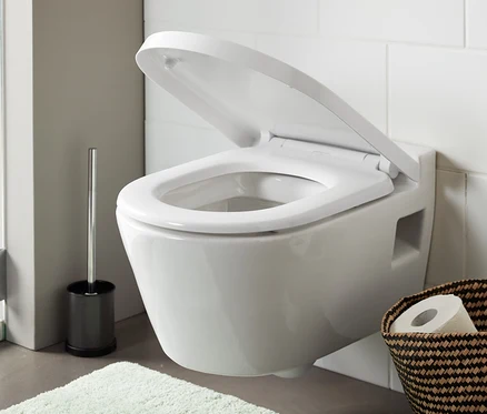 Geöffneter Premium-WC-Sitz mit Absenkautomatik in einem weißen Badezimmer.