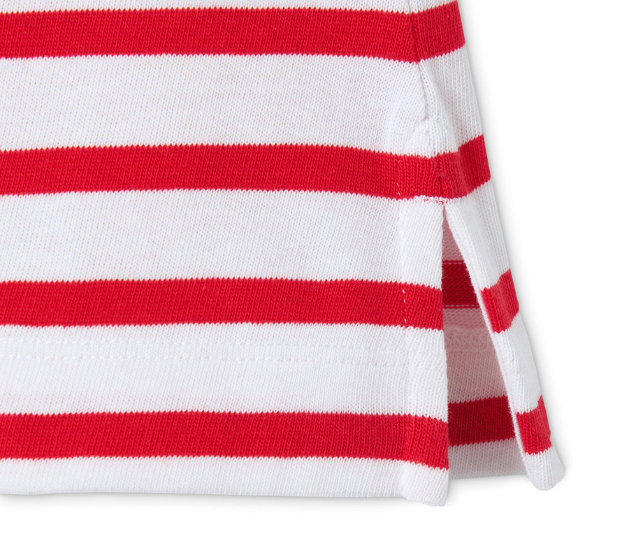 Detailansicht eines gestreiften Shirts.