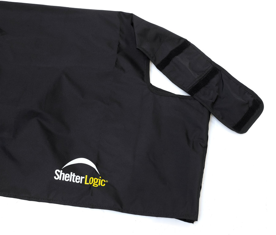 Schwarze Abdeckung mit ShelterLogic-Logo unten links und Ärmel mit Klettverschluss oben rechts.