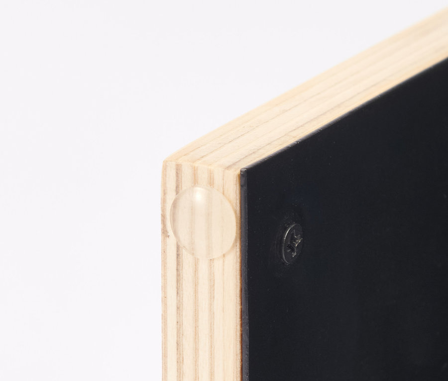 Detailansicht eines Kopfhörerständers aus Holz mit transparentem Pad und Schraube.