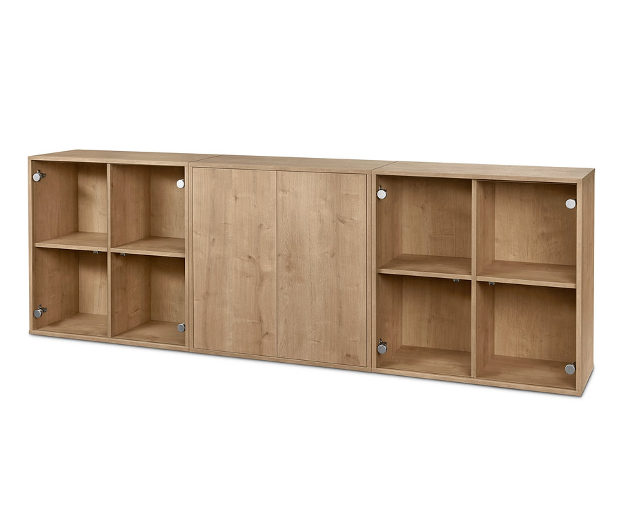 Drei Regalmodule »Flemming« in Eichendekor. Zwei Module sind offen, jeweils mit vier Fächern. Das mittlere Modul hat zwei Türen.