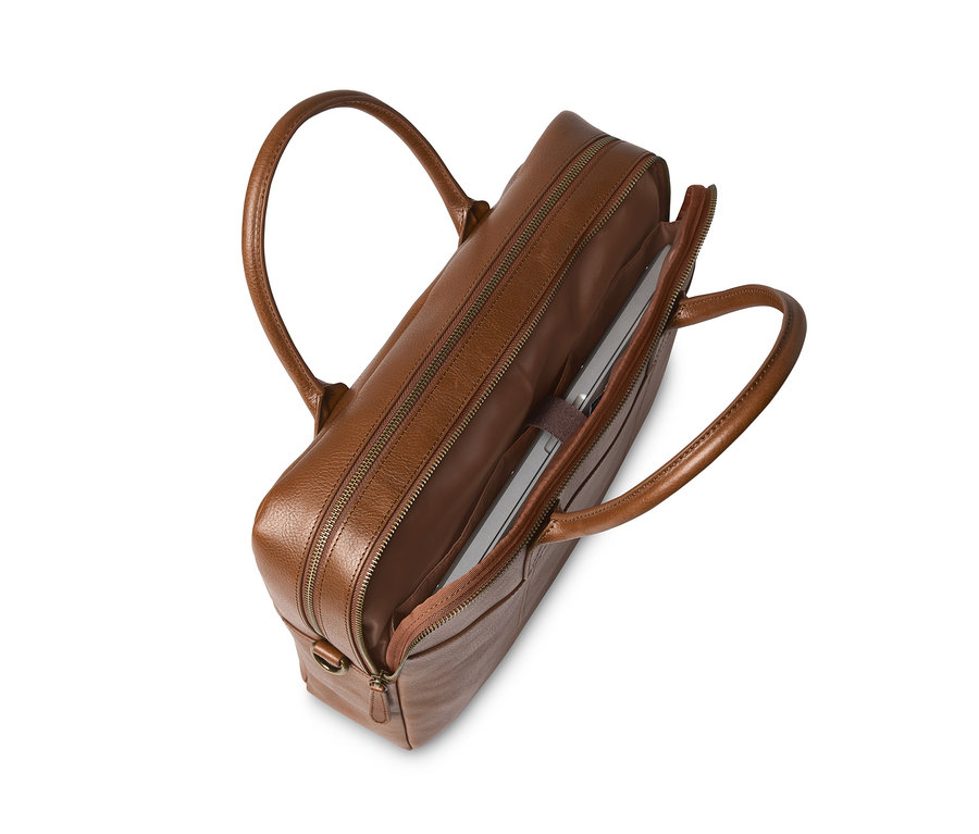 Geöffnete Leder-Businessbag mit Laptop im Inneren.