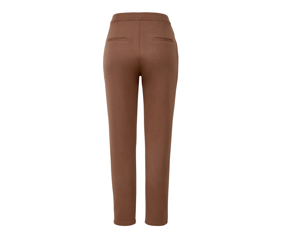 Detailaufnahme einer braunen Joggpants.