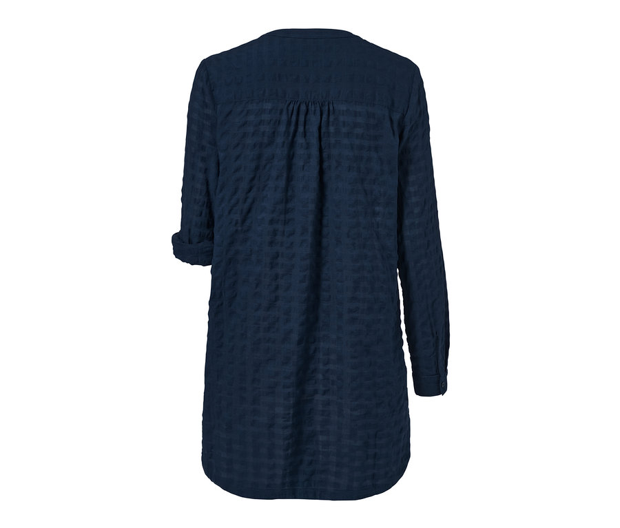 Detailaufnahme einer blauen Tunika mit Webstruktur.