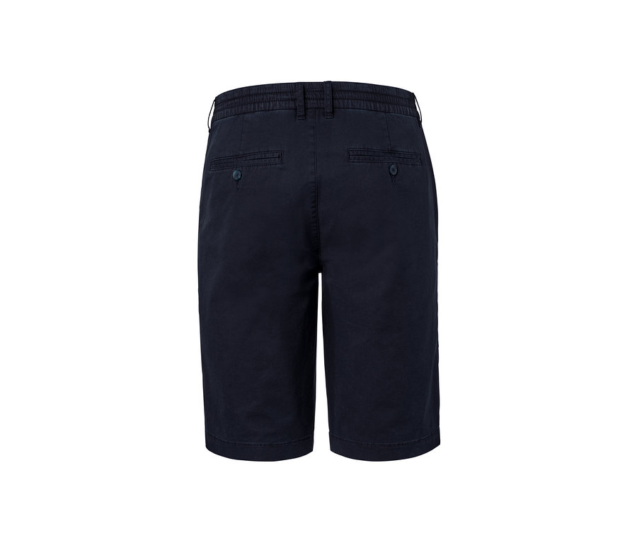 Detailansicht der Rückseite von marineblauen Chino-Shorts.