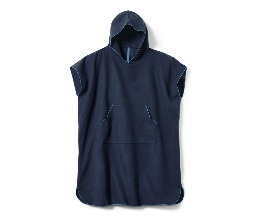 Dunkelblauer Umzieh-Poncho mit Kapuze und hellblauer Bordüre.