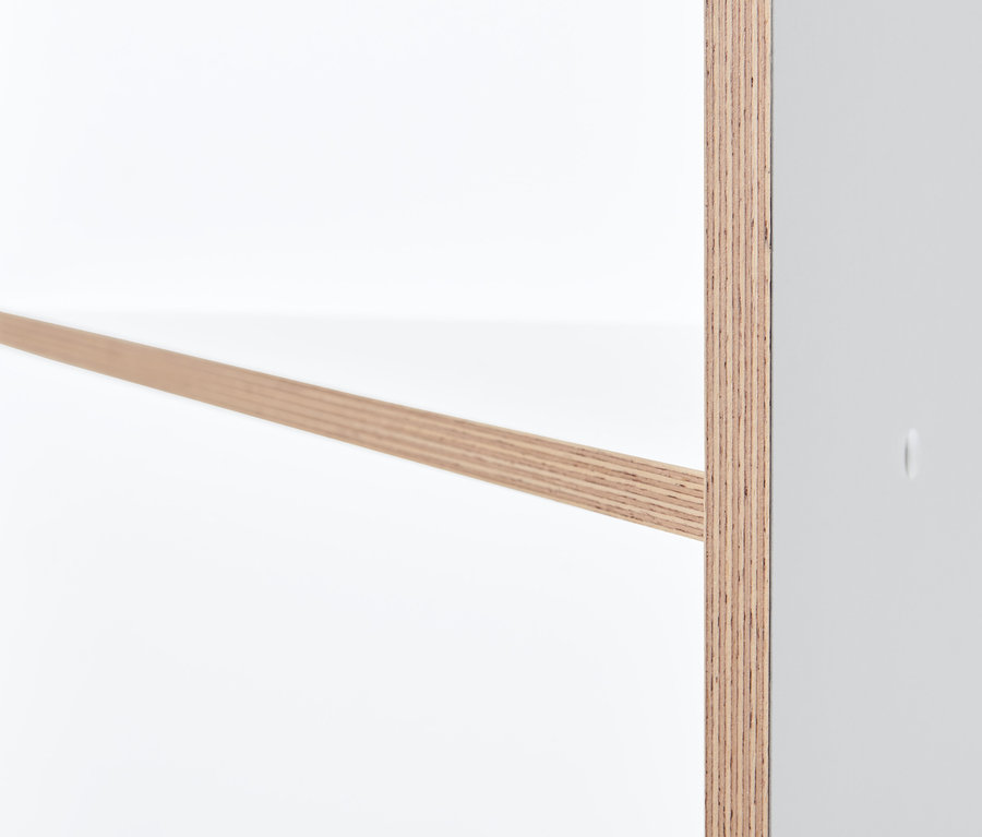 Detailaufnahme eines weißen Eckregals.