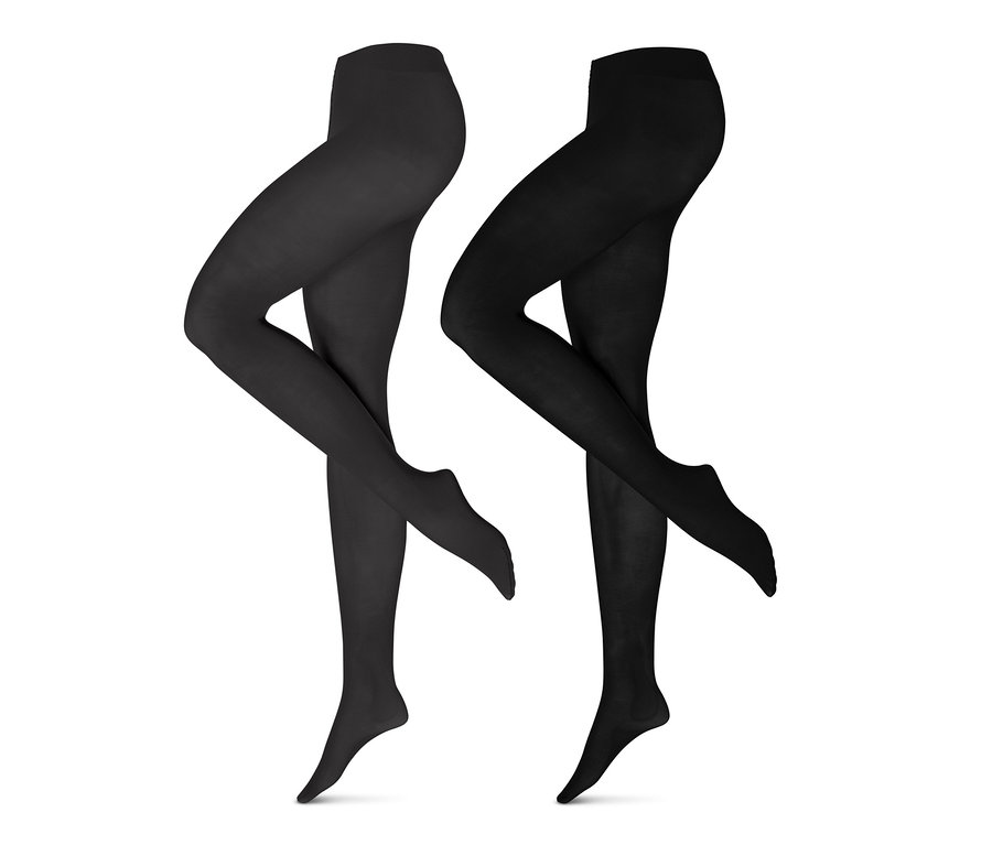 Zwei Beine in schwarzen Strumpfhosen. 2 Paar Strumpfhosen.