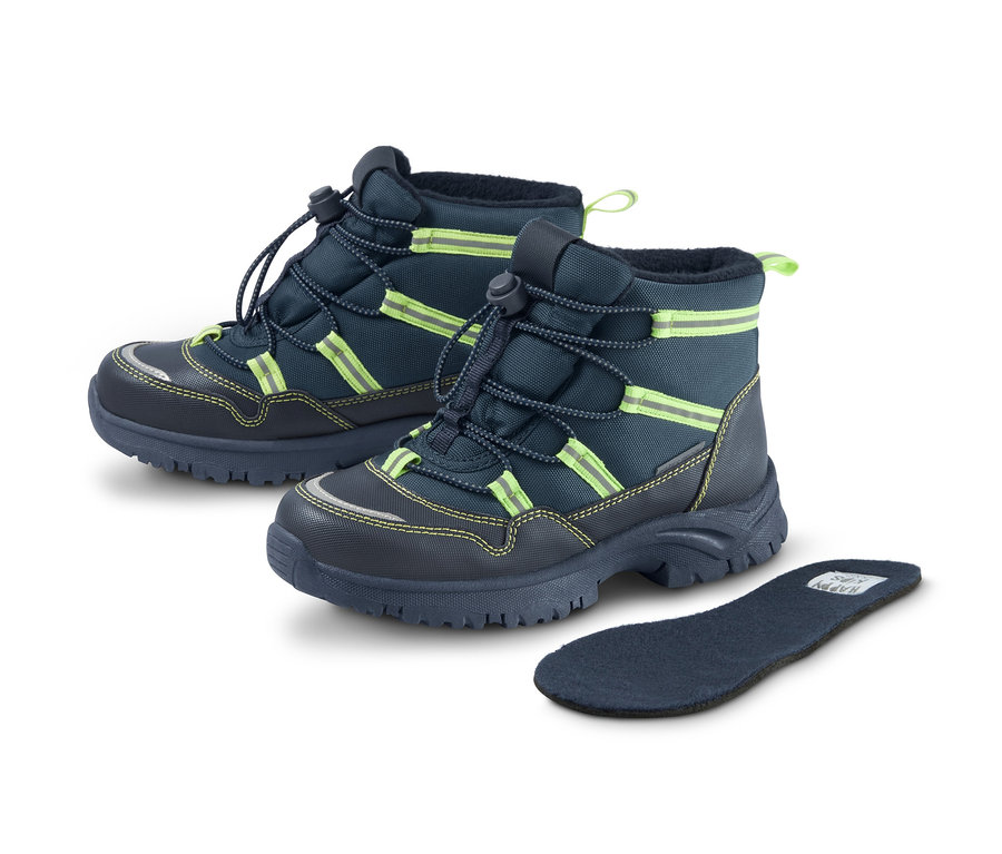 Zwei dunkelblaue Thermostiefel und eine Einlegesohle.