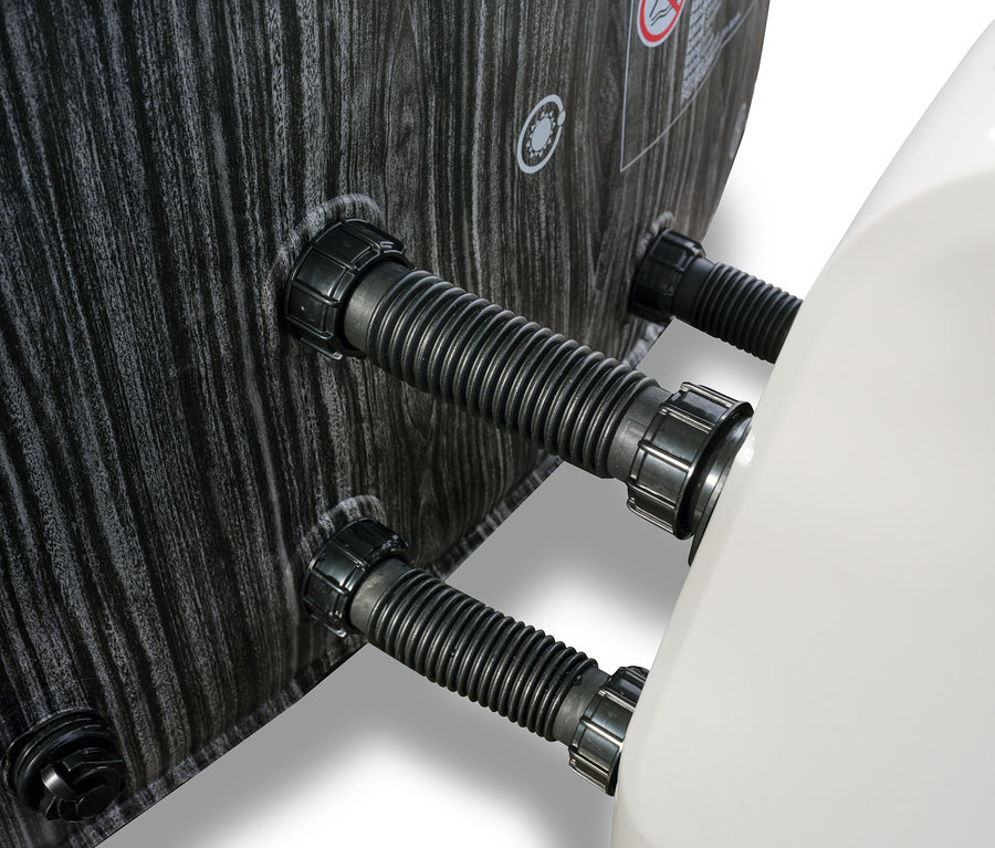 Detailansicht der Seitenwand des EXIT Wood Deluxe Whirlpools für 4 Personen mit Düsen.