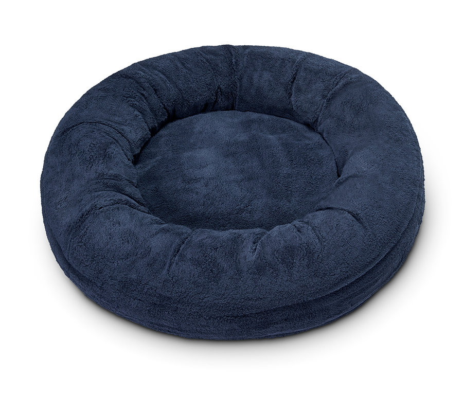 Ein großes, dunkelblaues Hundebett.