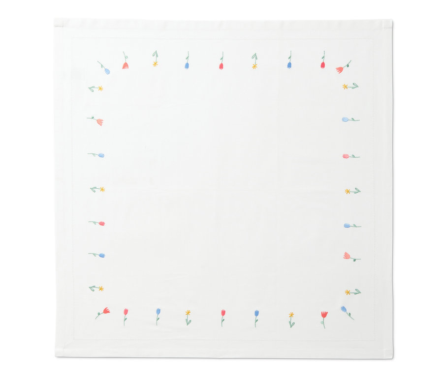 Weiße Tischdecke mit Blumenmuster.