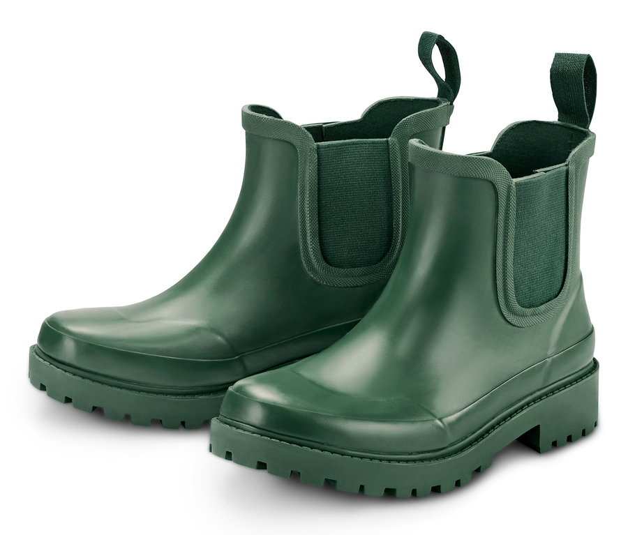 Zwei grüne Regenstiefeletten auf weißem Hintergrund.