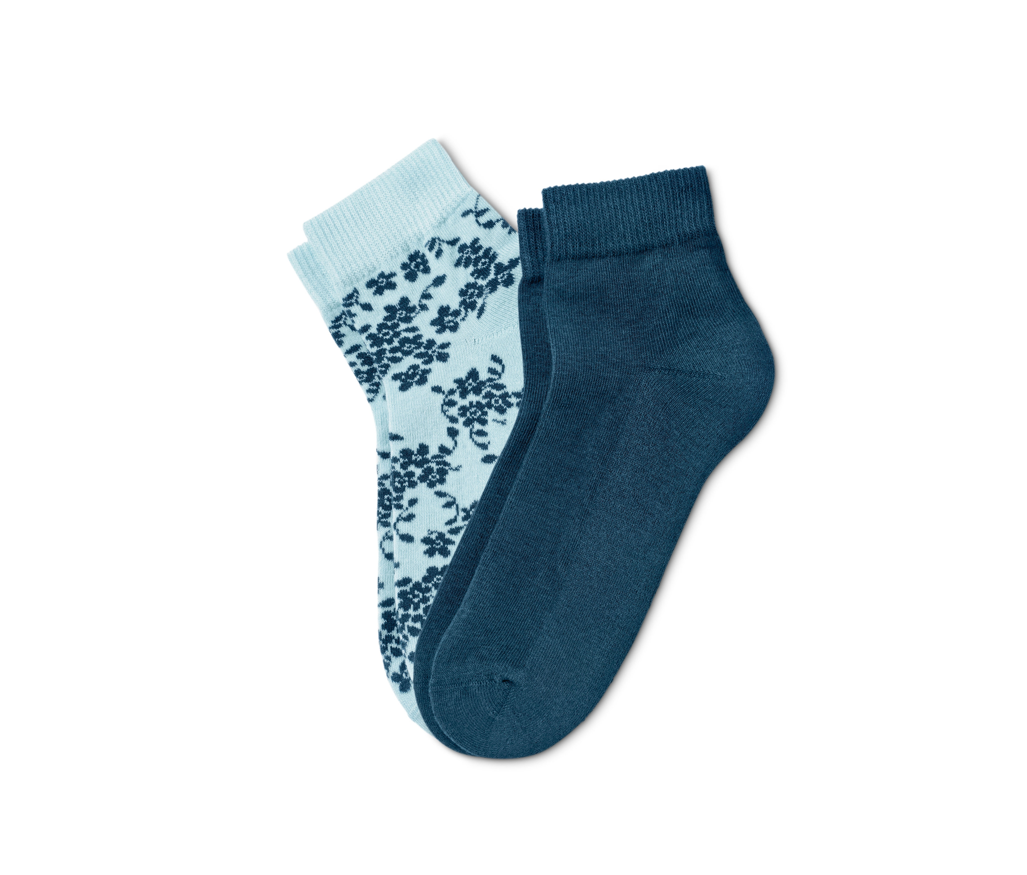 Zwei Paar Hygge-Socken: ein Paar hellblau mit dunkelblauem Blumenmuster, ein Paar dunkelblau.