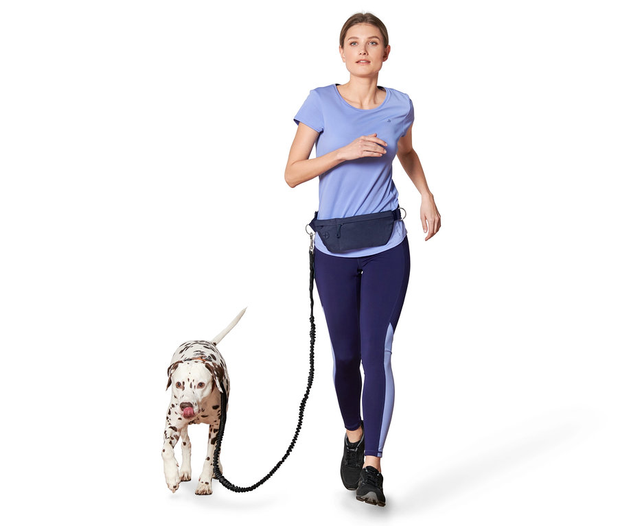 Frau läuft mit Hund an Hunde- Wander- und Joggingleine.