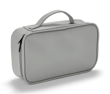 Graue Reisetasche für Haartrockner und Glätteisen mit Reißverschluss.