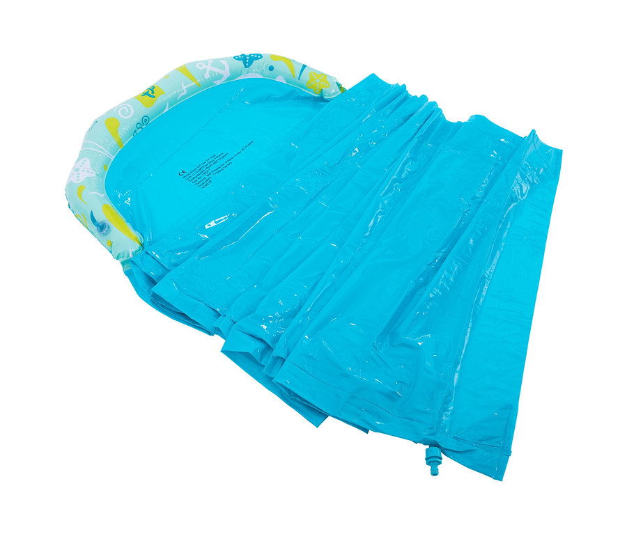 Blaue TP Toys Wasserrutsche mit aufblasbarer Unterlage mit nautischem Motiv.