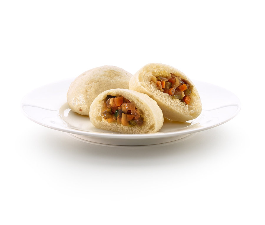 Drei gefüllte Buns liegen auf einem weißen Teller. Ein Lékué Dampfgar-Einsatz wurde verwendet.