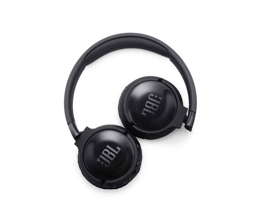 Schwarze JBL TUNE 600BTNC Bügelkopfhörer auf weißem Hintergrund.
