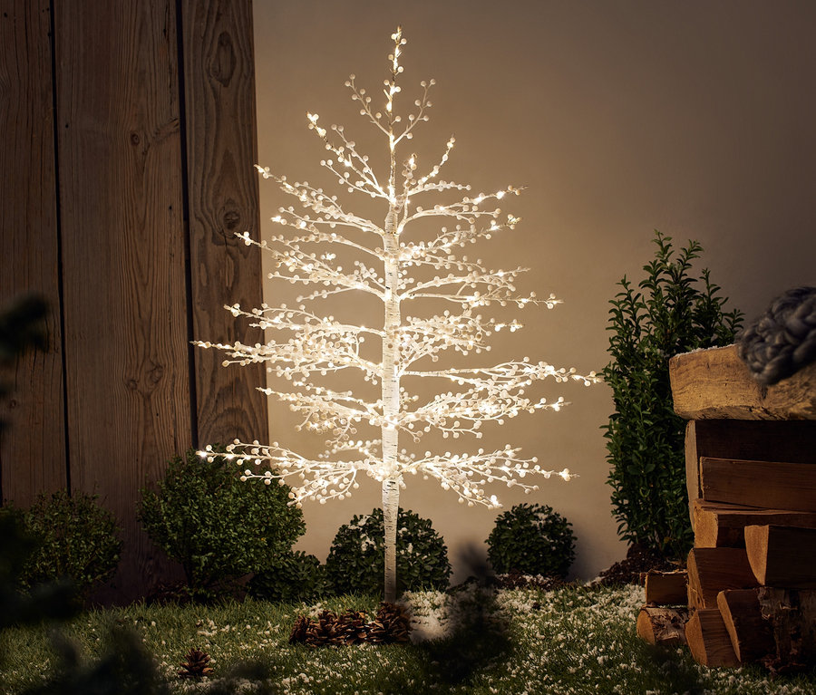 Ein leuchtender LED-Baum »Beerenzweig« steht auf schneebedecktem Boden.