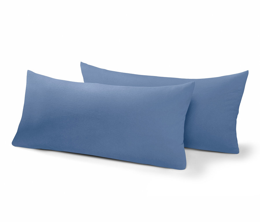 Zwei blaue Kissen auf einem weißen Hintergrund.
