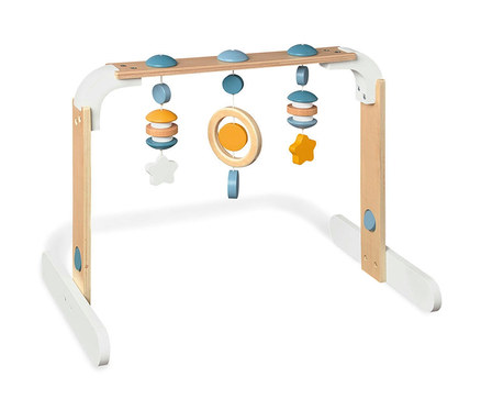 Ein Pinolino Babygym »Joel« aus Holz mit bunten Anhängern.