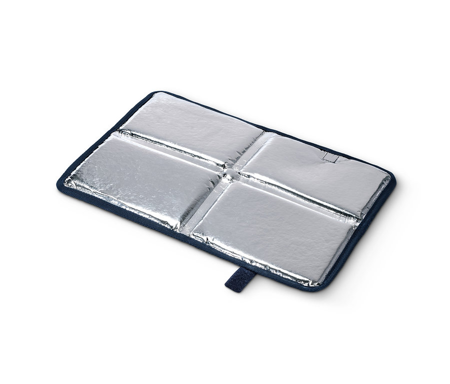 Aufgeklapptes faltbares Thermo-Sitzkissen mit blauem Rand und silberner Innenseite.