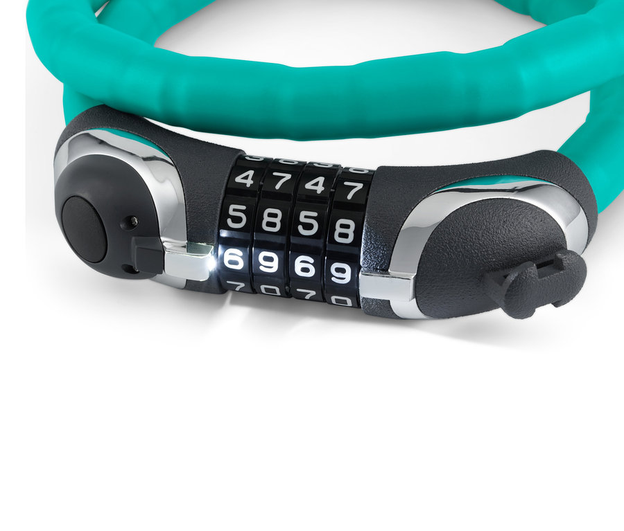 Ein türkisfarbenes LED-Panzerkabelschloss ist zu einem Kreis geformt und mit einem Zahlenschloss gesichert.