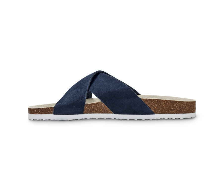 Detailaufnahme einer Komfortsandale mit gekreuzten, blauen Riemen und einer Korksohle.