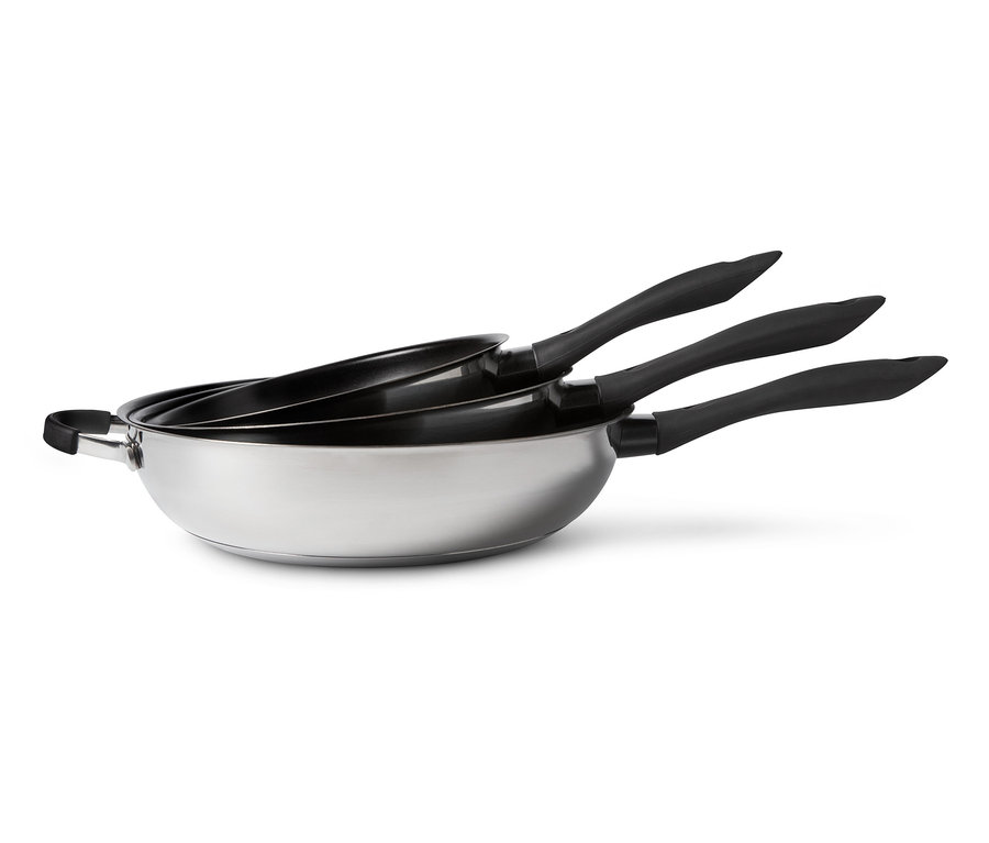 Ein Set aus drei Edelstahl-Pfannen in verschiedenen Größen (20 cm, 24 cm und 28 cm) ist übereinander gestapelt.