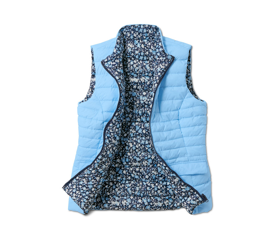 Hellblaue Steppweste mit Wendefunktion und Blumenmuster.