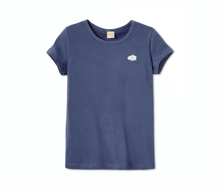 Ein blaues T-Shirt aus Bio-Baumwolle mit einer kleinen Wolken-Applikation.