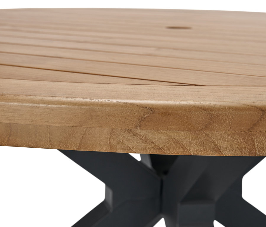 Detailansicht einer Teak-Esstischplatte mit einem modernen X-förmigen Untergestell.