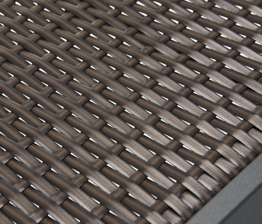 Detailaufnahme des Polyrattan-Geflechts einer Gartenliege.