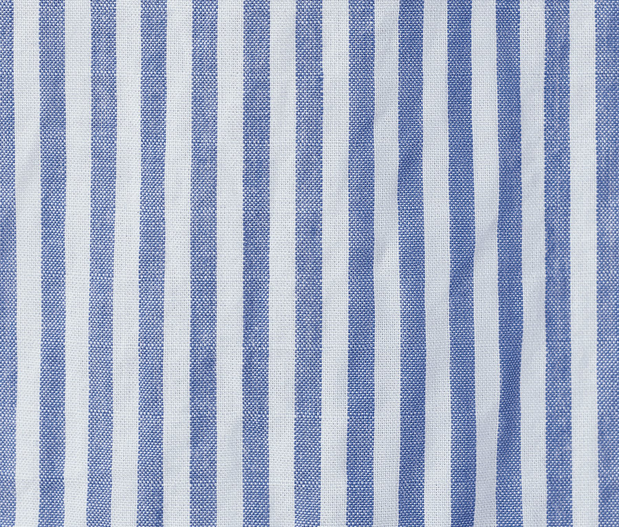 Detailansicht eines Seersucker-Kleides mit blauen und weißen Streifen.
