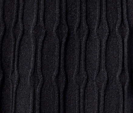 Nahaufnahme eines Strickrocks in Midi-Länge.