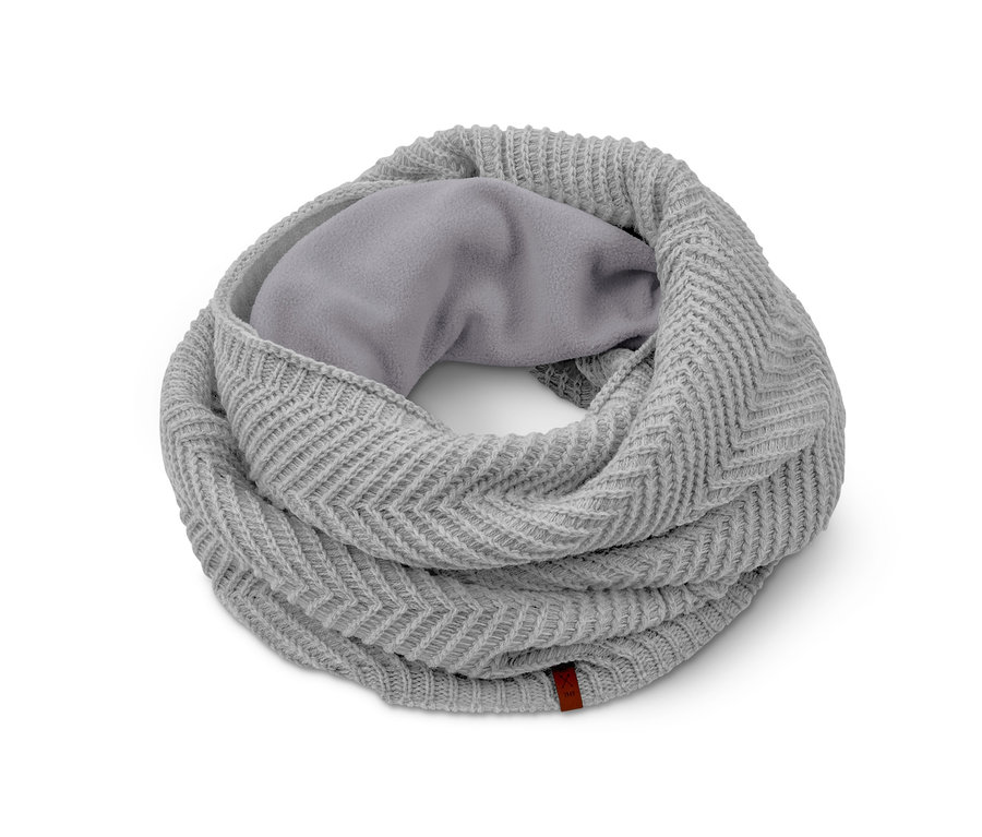 Ein grauer Strickschlauchschal mit Fleecefutter.