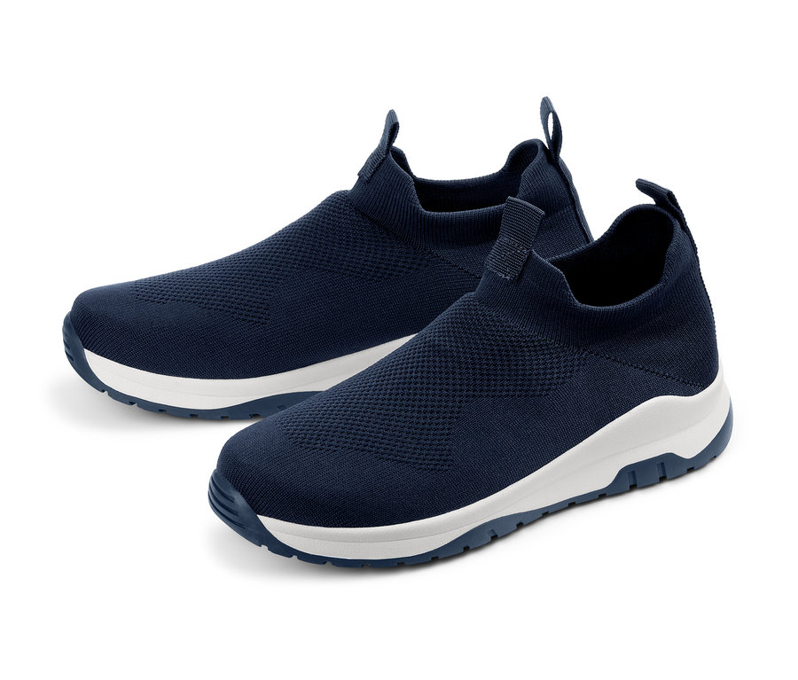 Zwei blaue Slip-on-Sneaker mit weißen Sohlen.
