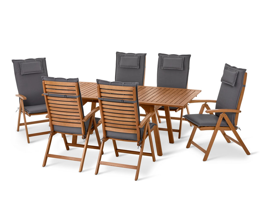 Eine 7-teilige Garten-Sitzgruppe mit Holztisch und sechs Stühlen mit grauen Auflagen.
