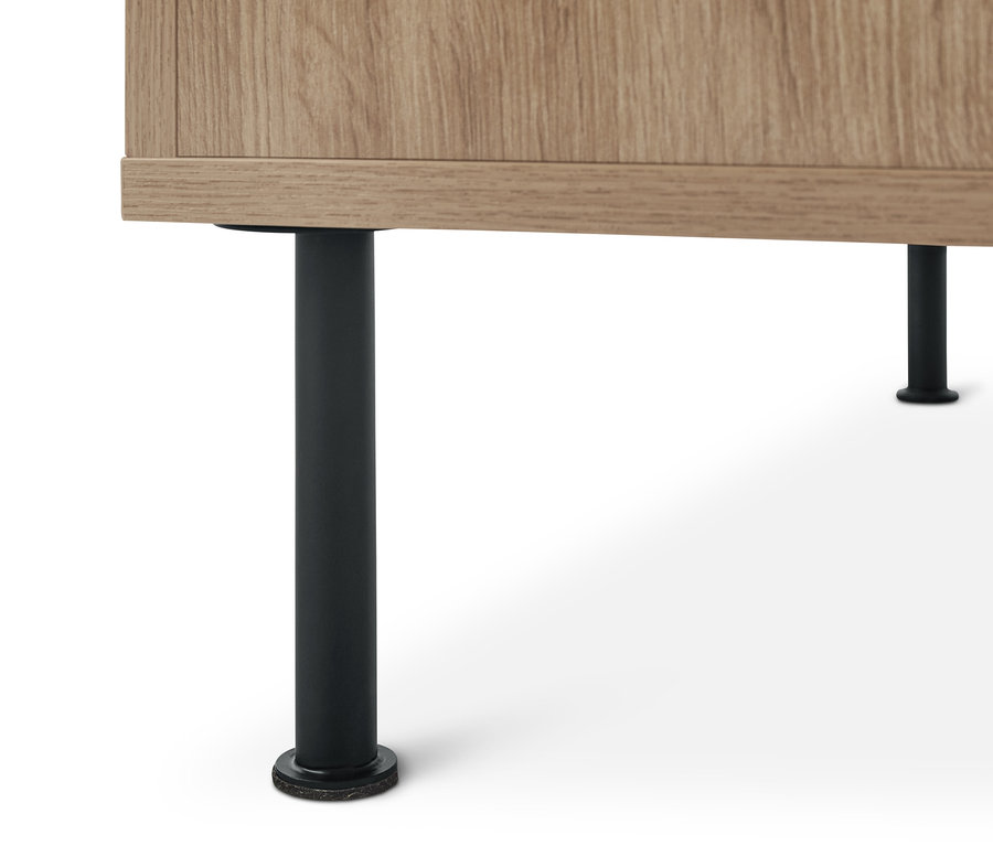 Detailaufnahme einer Sitzbank mit Stauraumfach, die die Füße zeigt.