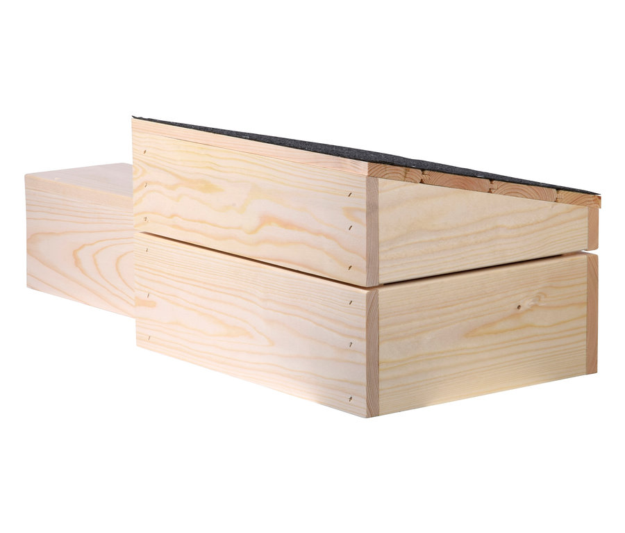 Ein Igelhaus-Bausatz aus hellem Holz mit schwarzem Dach.