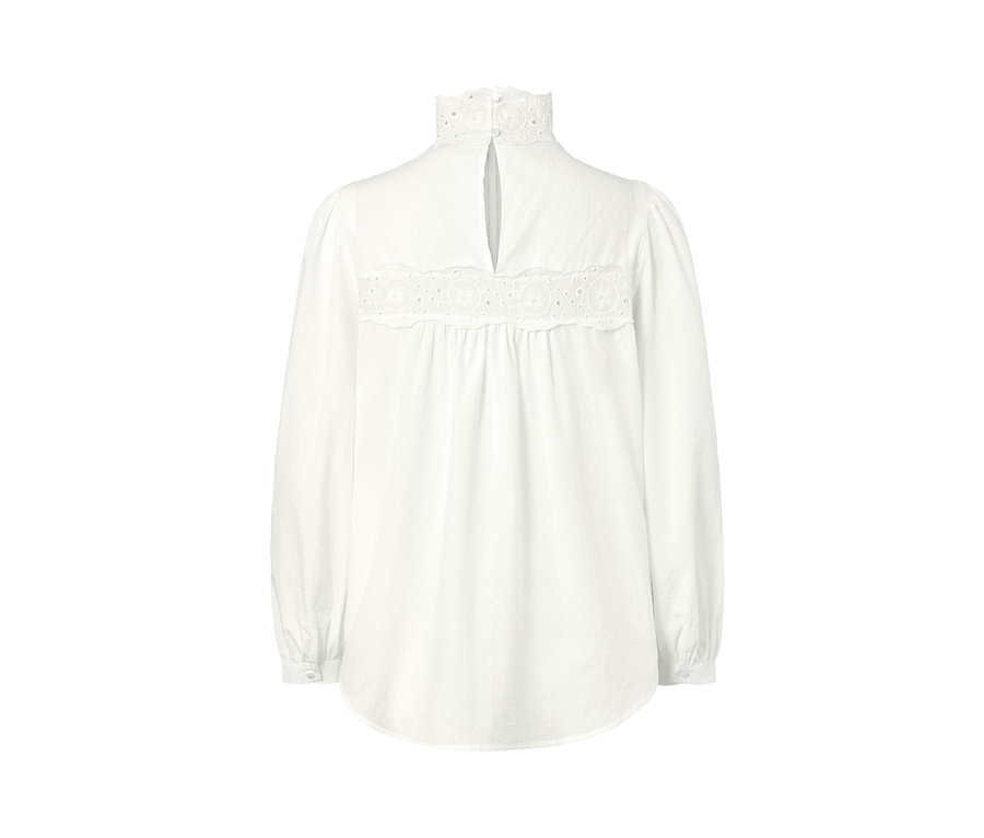Detailansicht einer weißen Bluse mit Lochstickerei.