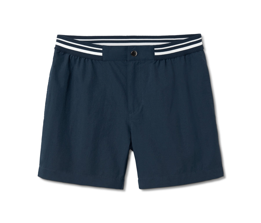 Dunkelblaue Badeshorts mit weißen Streifen am Bund.